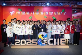 慰问进博会志愿者